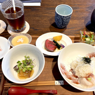 お箸で食べやすく、お出汁と素材の味を堪能できる会席。