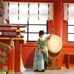 太鼓が鳴って挙式開始|664941さんの宮城県護国神社の写真(1829930)