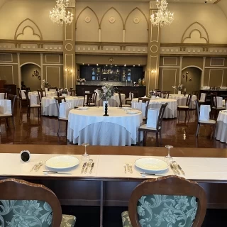 おしゃれでアンティーク感のある披露宴会場。
