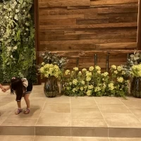ウッドとグリーンの暖かい挙式会場