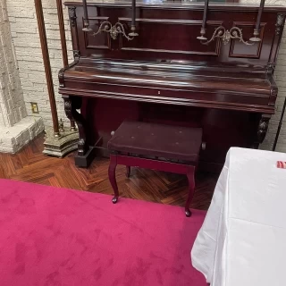 アンティークのピアノ