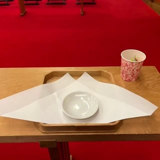 神前式親族席(親族固めの儀で使用するものと折り鶴シャワー)