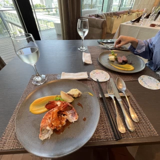 伊勢海老で、食べ応えあり。新郎は魚→お肉に変更してもらった。