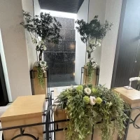 奥に水が流れているチャペル