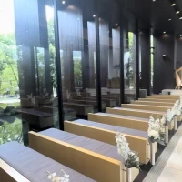 ガラス張りのチャペル