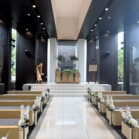 両サイドから自然光が差して明るいチャペル