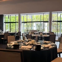 ガラス張りの窓から庭が見える披露宴会場