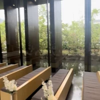 外に緑と水があるチャペル