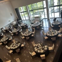 階段上から見た披露宴会場