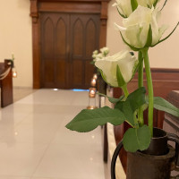 通常の装飾が白バラ3本です。チャペル正面には白百合。