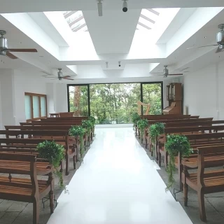 自然光注ぐチャペル