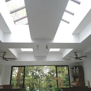 雨でも明るい天井