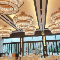 数々のシャンデリアがお出迎え