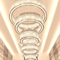 シャンデリアが連なる天井