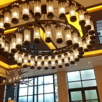 巨大なシャンデリアがお出迎え