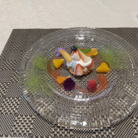 抹茶のムースとフレッシュフルーツ