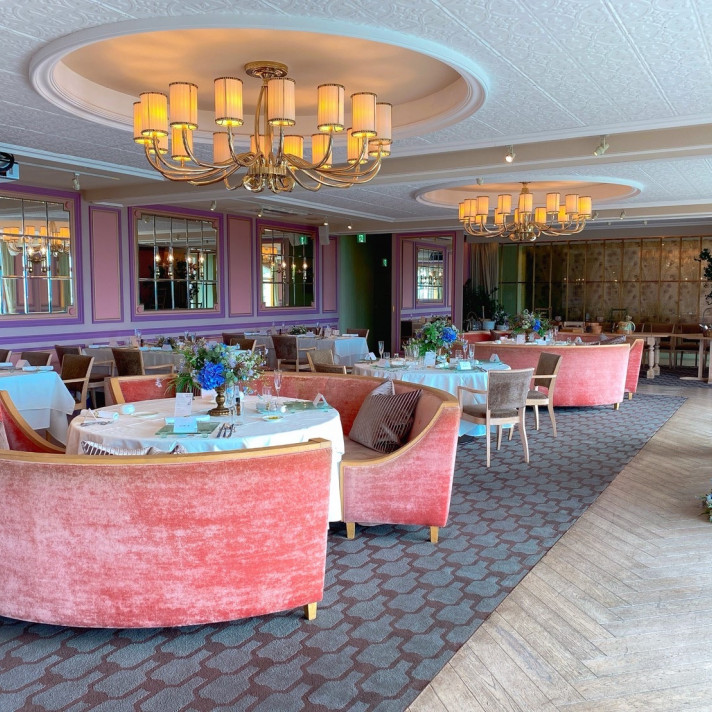 披露宴会場全体です。
丁度良い広さでおしゃれな空間です。