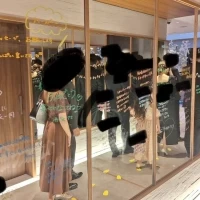 受付からゲスト控室までの道
鏡張り、メッセージ記入可