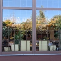 ガーデンから会場の様子が見えます