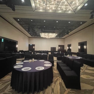 窓のない披露宴会場