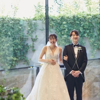 チャペルでの新郎新婦の写真