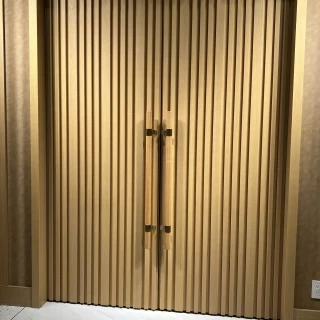 チャペルの扉