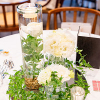 ゲストテーブル。ベーシックなプランにバラとツル植物を追加