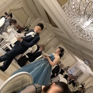 シャンデリアと会場の雰囲気