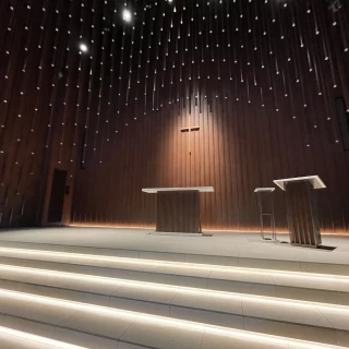 参列者からみたチャペル(最前列)