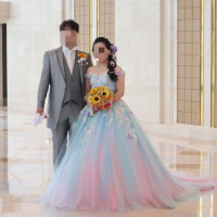 タキシードとカラードレス。ホテルのアトリウム撮影にて