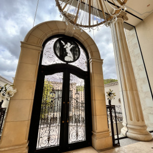 チャペル入口背面の窓です。天使がデザインされています。|666152さんの北山ル・アンジェ教会の写真(1836963)