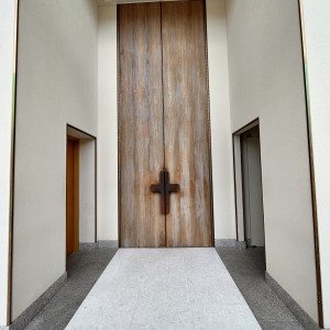 印象的な木製の1枚板の扉です。実物はかなり圧巻です。|666152さんの北山ル・アンジェ教会の写真(1836962)
