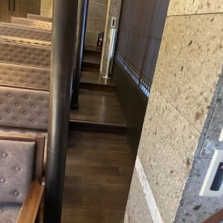 ゲストがチャペルの席に座るには階段があります