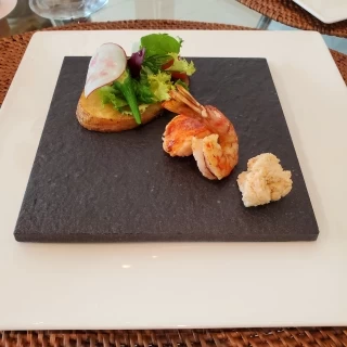 コース料理の一部。箸で食べれる大きさでおいしかった。