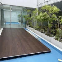 花を浮かべられるプールとベランダ