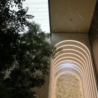 フラワーシャワーやケーキ入刀したお庭です。