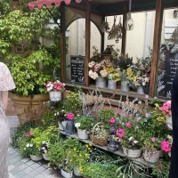 お花屋さんのワゴンのようなセットが華やかさを増していました。