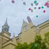 お城から飛んでいく光景は映画の一コマのようでした。