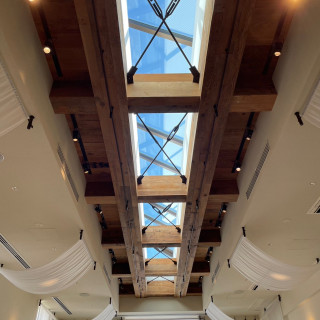 天井が高く開放感があり、木の温もりが感じられる梁