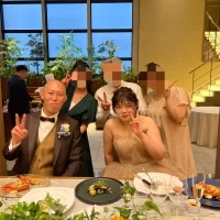 大きな窓から自然光がみえる