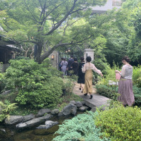 披露宴会場には庭を歩いていく