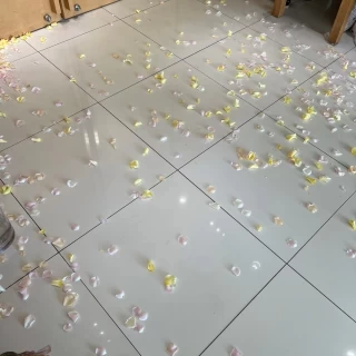 みんなで花びらをまきました。