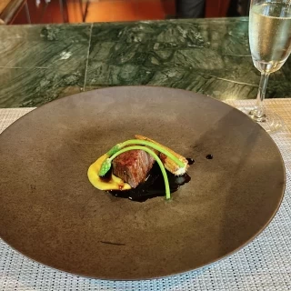 メインのお肉とシャンパン