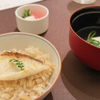 主食は和風で鯛めし