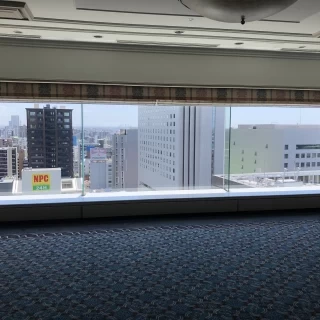家族挙式で使用する小さめの部屋。窓が大きく眺めが綺麗