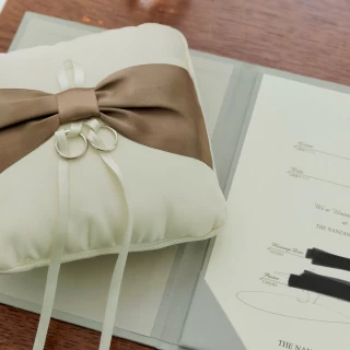 追加料金なしのリングピローと結婚証明書です。