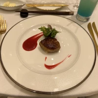 フォアグラのソテー
フランボワーズと蜂蜜のソースブー添えて