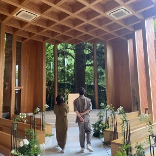 木の温かみや、緑あふれる自然が感じられる会場です。