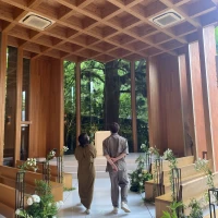 木の温かみや、緑あふれる自然が感じられる会場です。