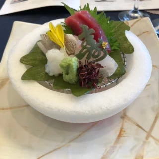 氷の器にのったお刺身